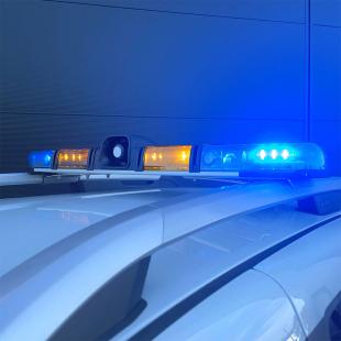 Police light bar with integrated siren