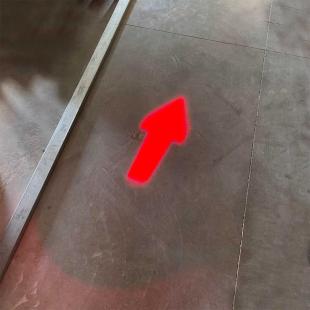Red spot chariot - Arrow shape