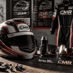 casque karting haut de gamme sur établi atelier