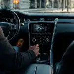 7 choses à ne pas faire avec une boîte automatique, conducteur au levier de vitesse