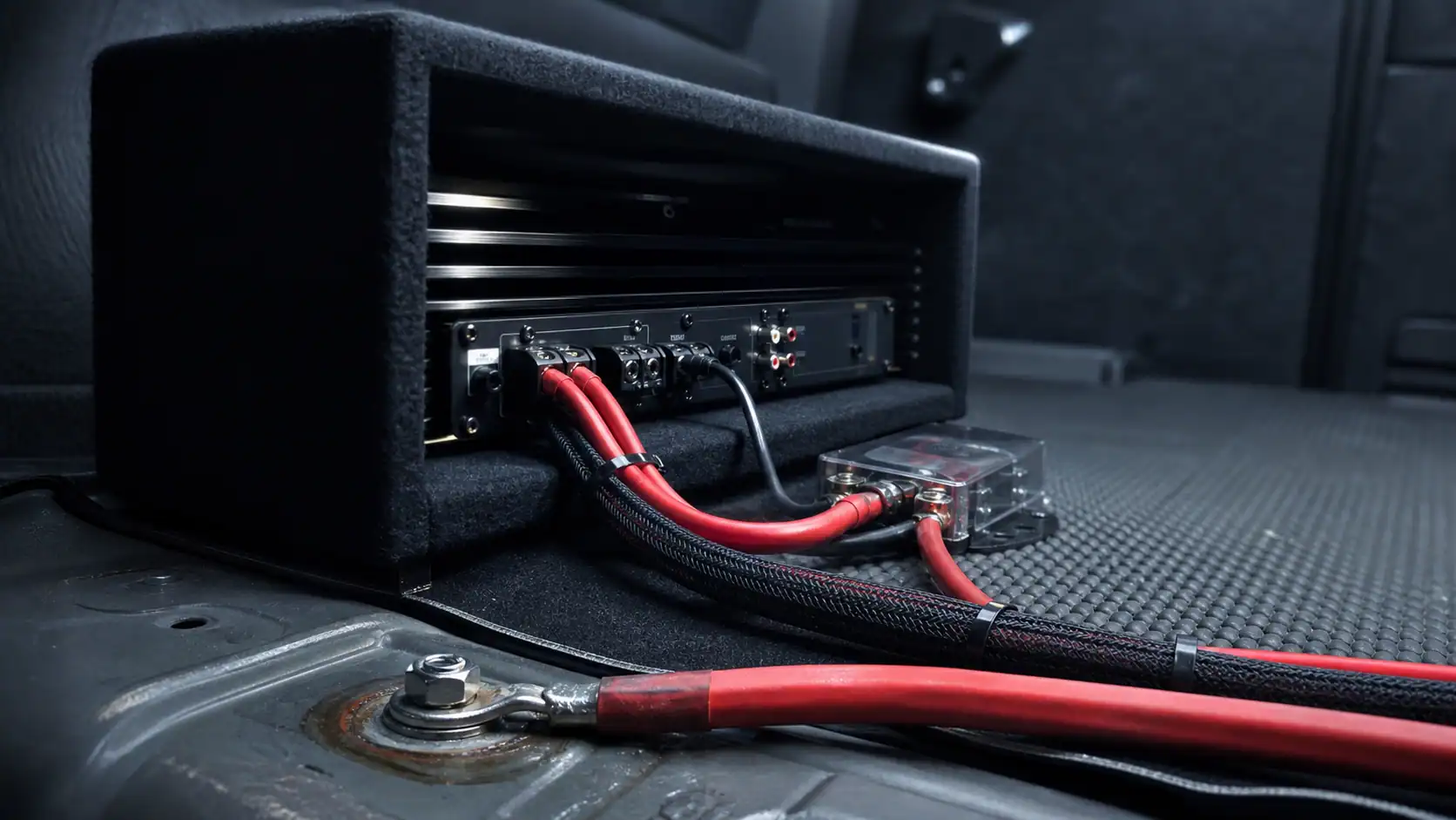 Branchement caisson de basse voiture : câbles et connexions propres dans le coffre